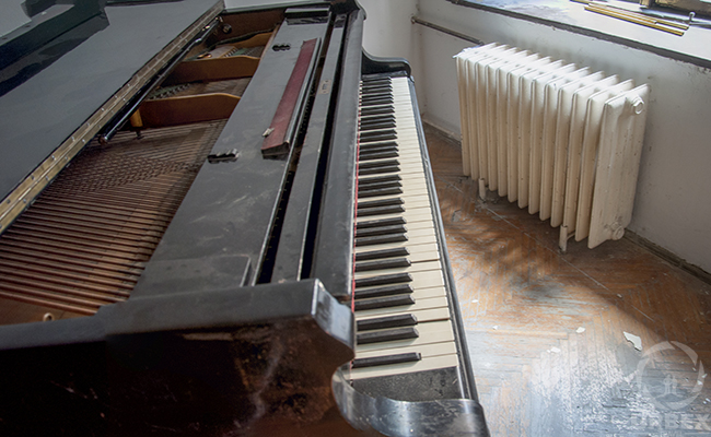 an old piano on urbex