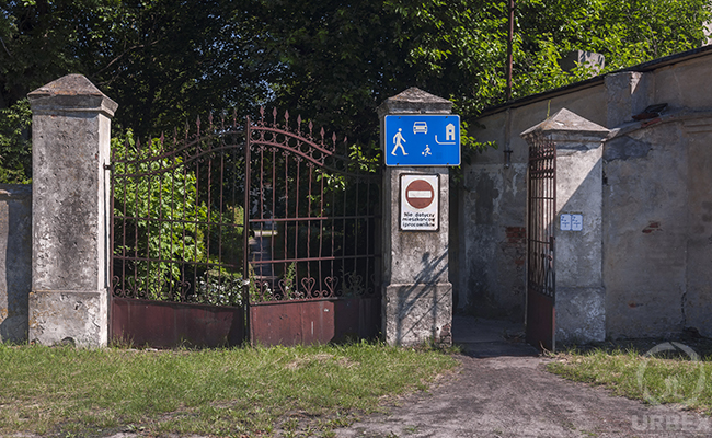 gate of an abandoned palace