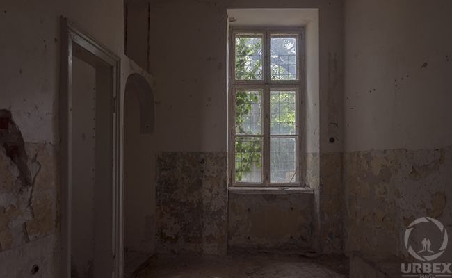urbex phot in an abandoned mansion