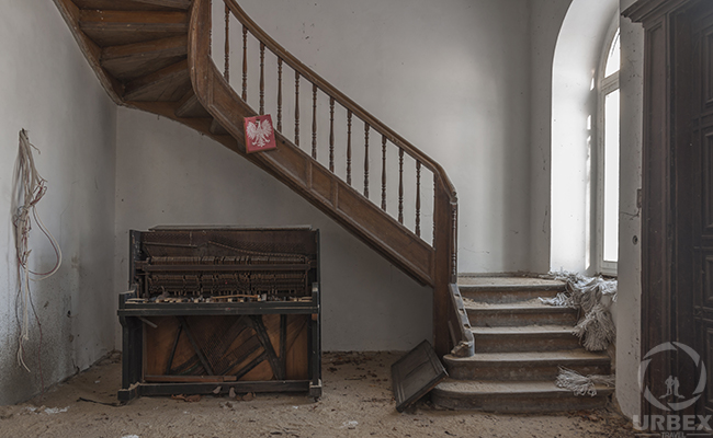 Exploring the Enigmatic Abandoned Mansion in Poland – Unveiling Forgotten History Through Photography